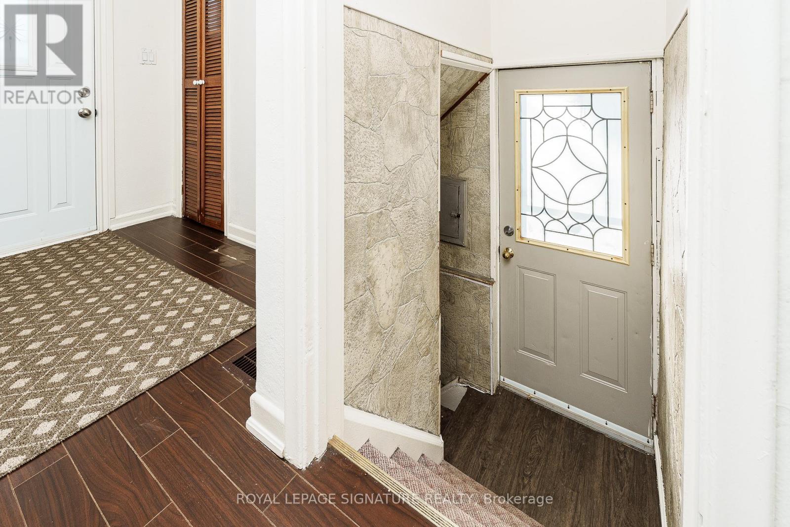 56 Ash Crescent, Toronto, Ontario  M8W 1E6 - Photo 12 - W12781516