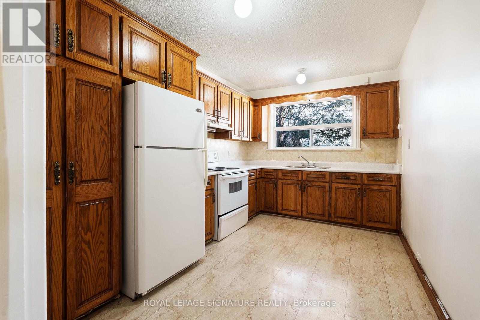 56 Ash Crescent, Toronto, Ontario  M8W 1E6 - Photo 4 - W12781516