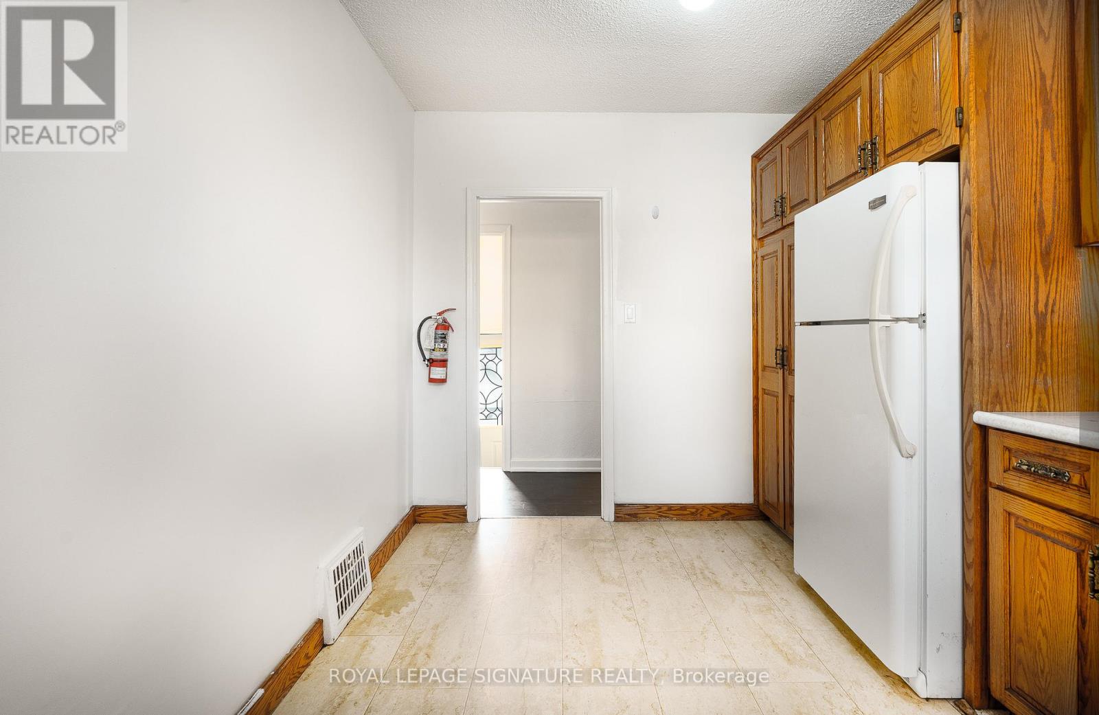 56 Ash Crescent, Toronto, Ontario  M8W 1E6 - Photo 5 - W12781516