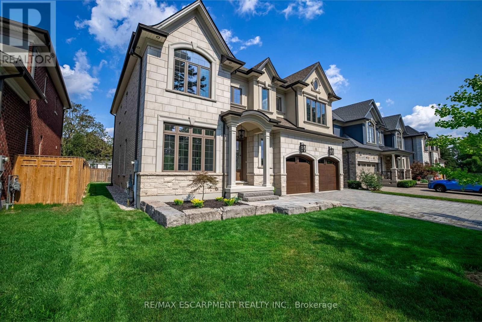 31 Bayside Court, Burlington, Ontario  L7T 1M8 - Photo 4 - W12781538