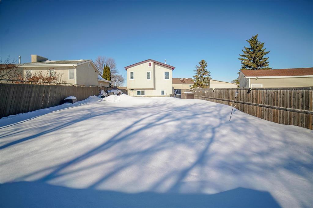 212 Goldthorpe Crescent, Winnipeg, Manitoba  R2N 3B7 - Photo 5 - 202602571