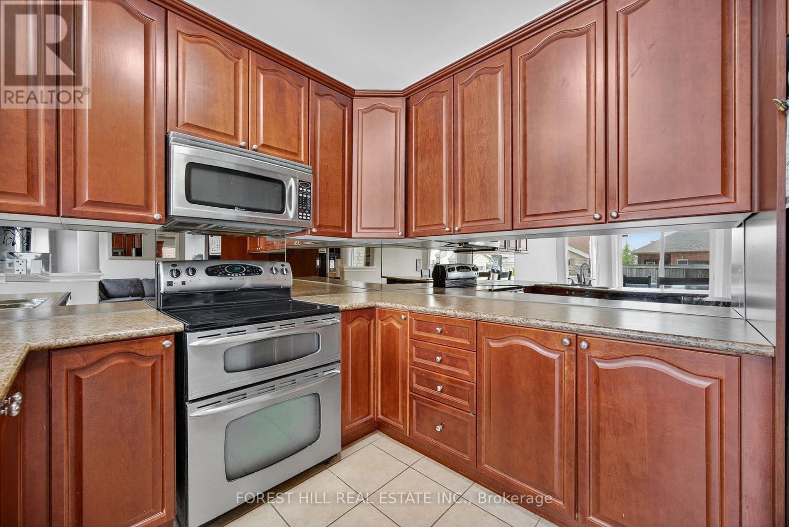 31 Connaught Lane, Barrie, Ontario  L4M 0A6 - Photo 12 - S12781582