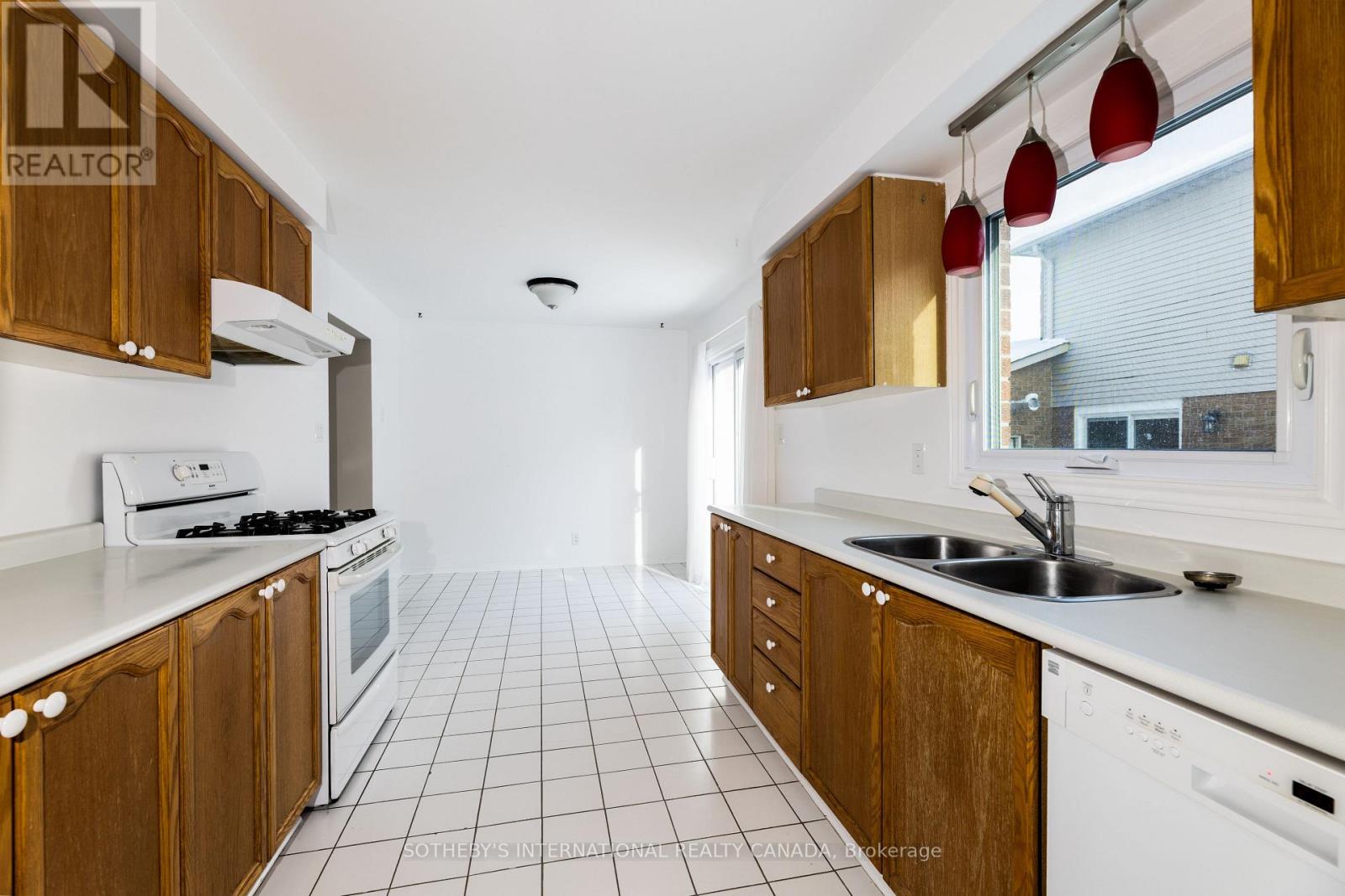 36 Ailsa Drive, Georgina, Ontario  L4P 3N5 - Photo 9 - N12758238