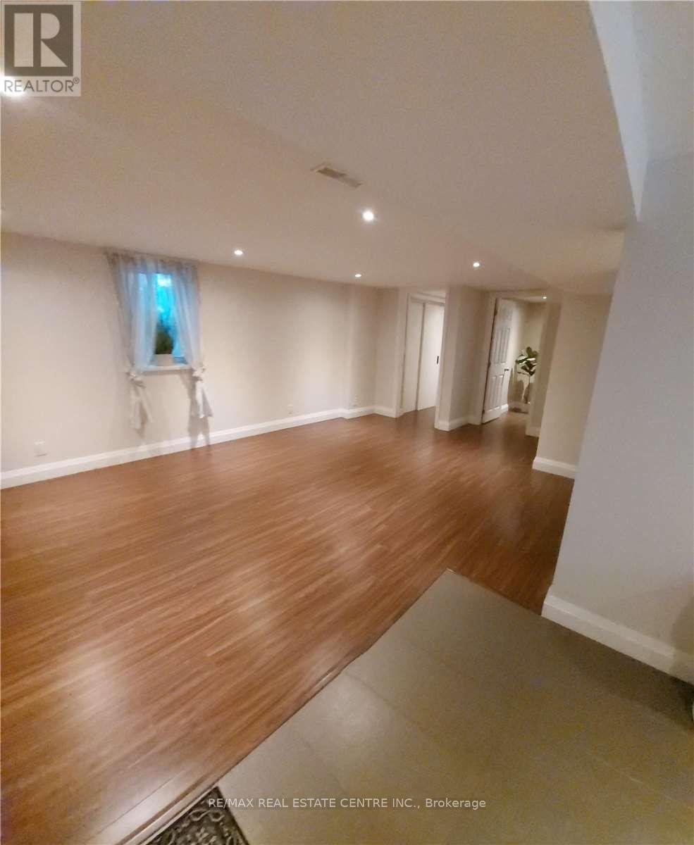 1086 Fourth Street, Mississauga, Ontario  L5E 1K3 - Photo 6 - W12780974