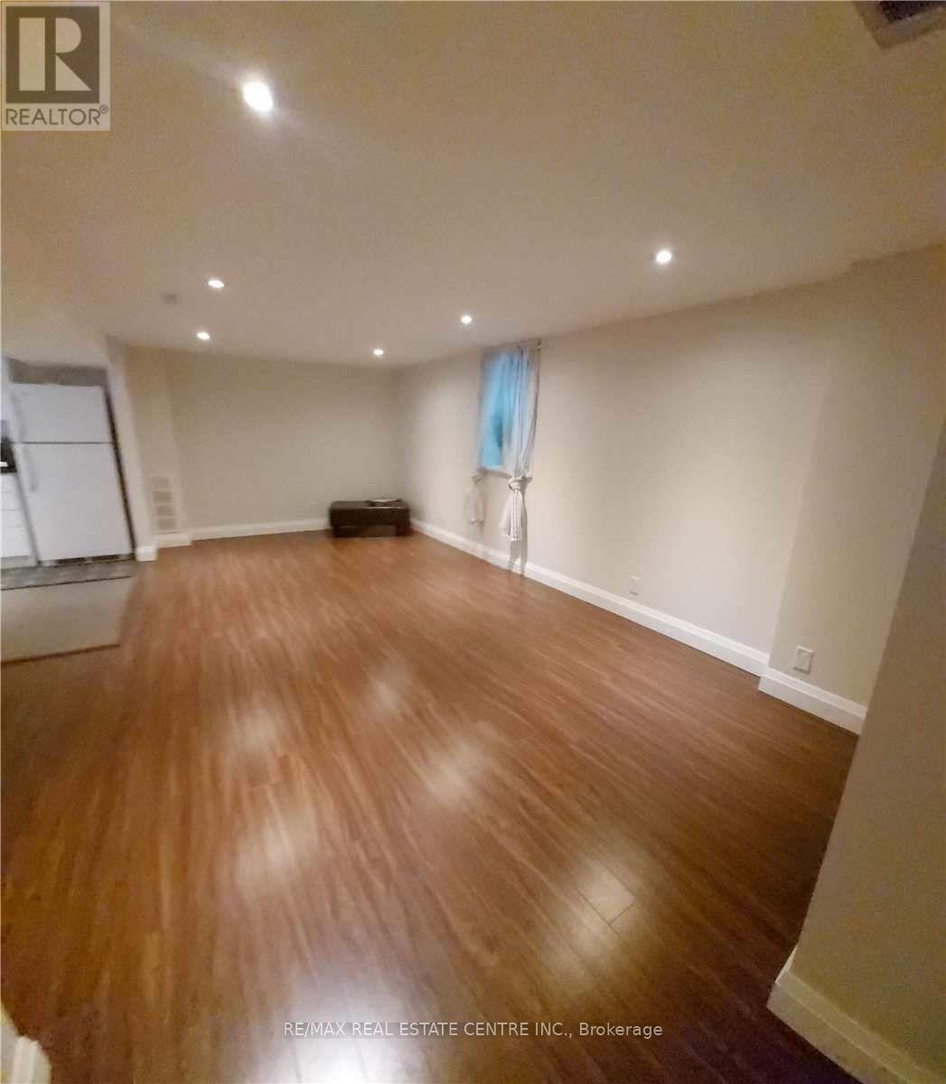 1086 Fourth Street, Mississauga, Ontario  L5E 1K3 - Photo 5 - W12780974