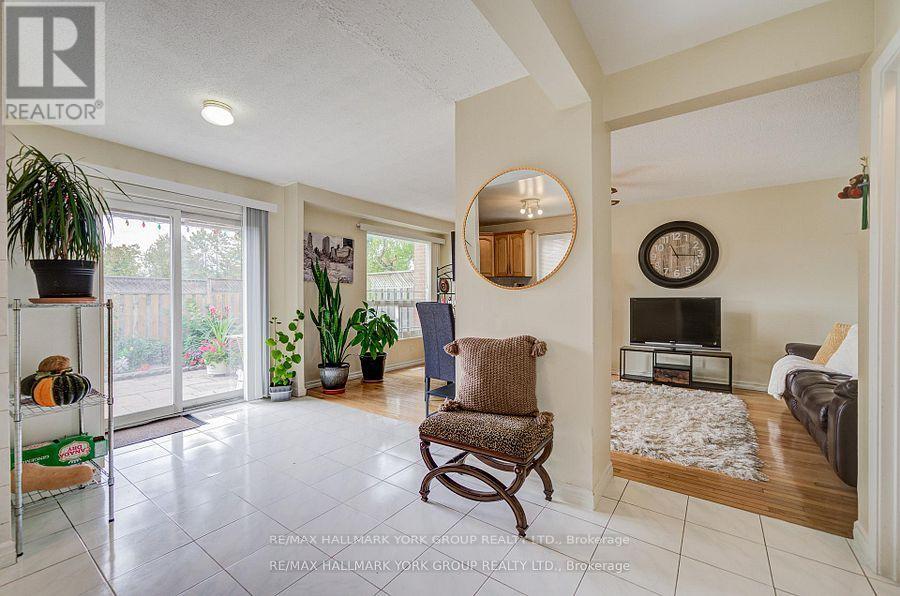 9 Bur Oak Way, Toronto, Ontario  M3L 2G3 - Photo 5 - W12781590