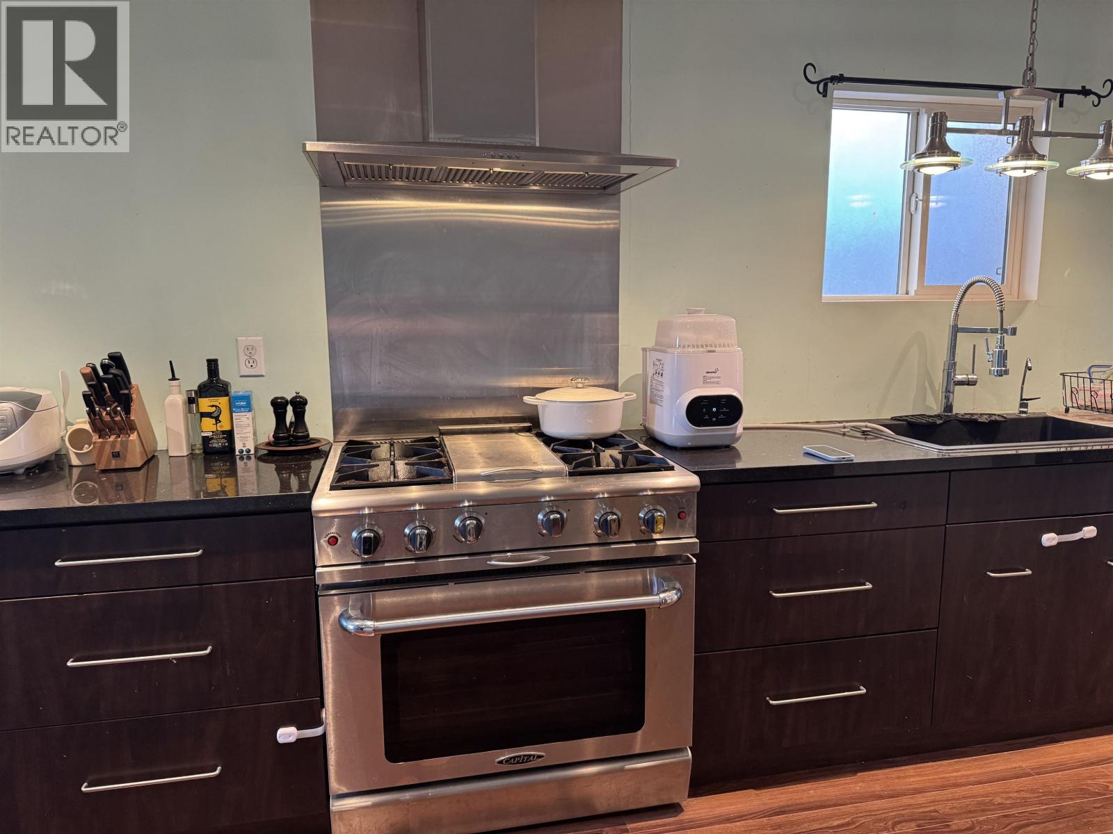 Listing Picture 4 of 24 : 8163 18TH AVENUE, Burnaby / 本拿比 - 魯藝地產 Yvonne Lu Group - MLS Medallion Club Member