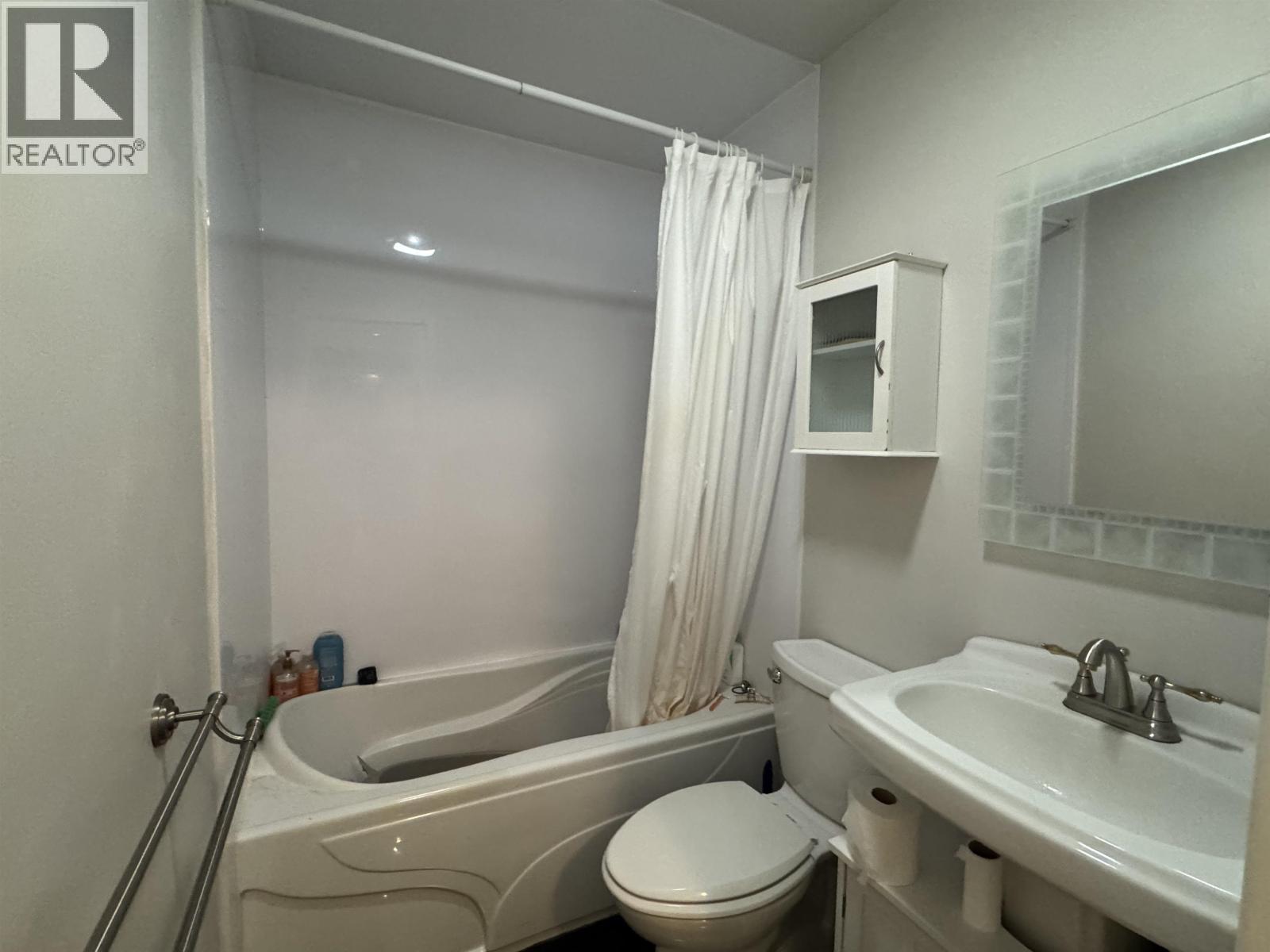 Listing Picture 6 of 24 : 8163 18TH AVENUE, Burnaby / 本拿比 - 魯藝地產 Yvonne Lu Group - MLS Medallion Club Member