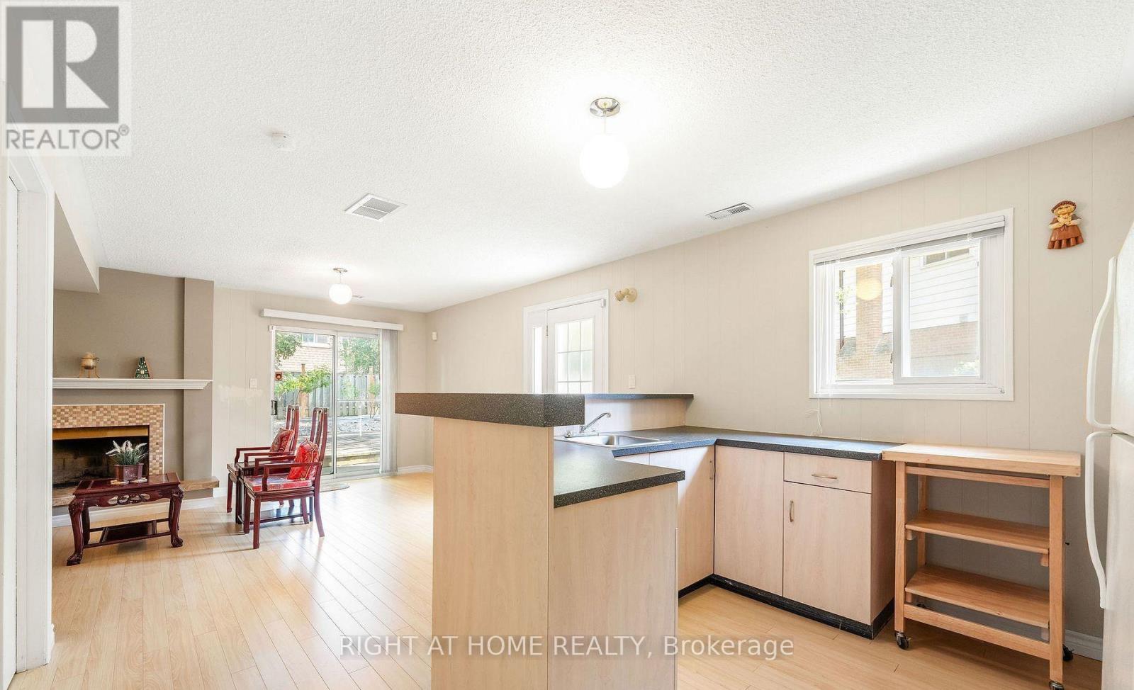 Main Floor Garden Level - 25 Silas Hill Drive, Toronto, Ontario  M2J 2X8 - Photo 5 - C12777774