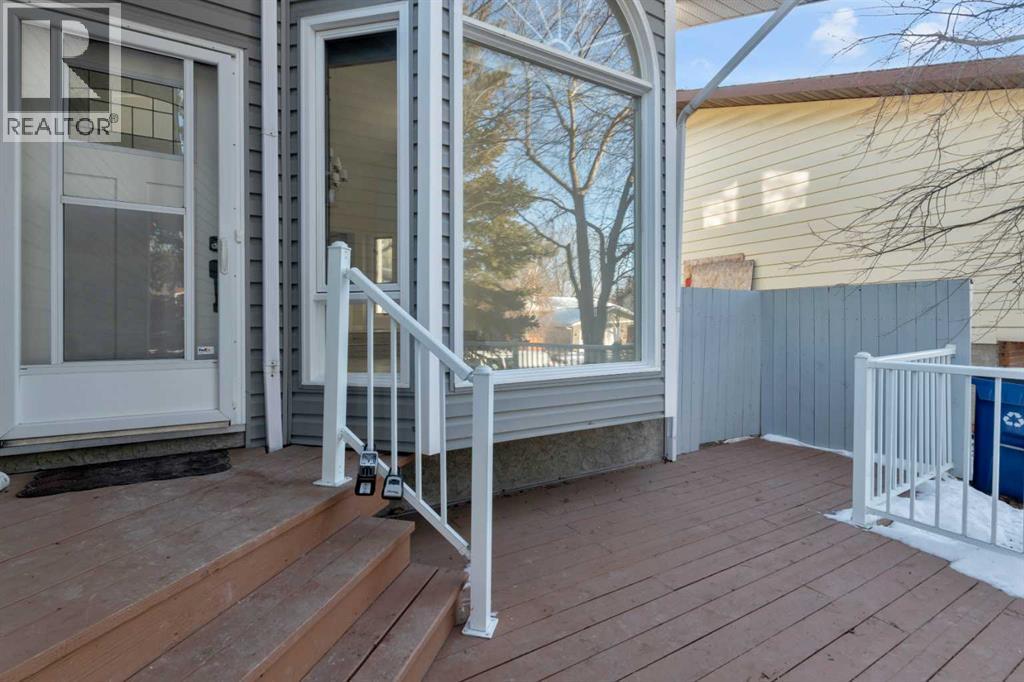 6 Castle Place N, Cochrane, Alberta  T4C 1G4 - Photo 2 - A2278330