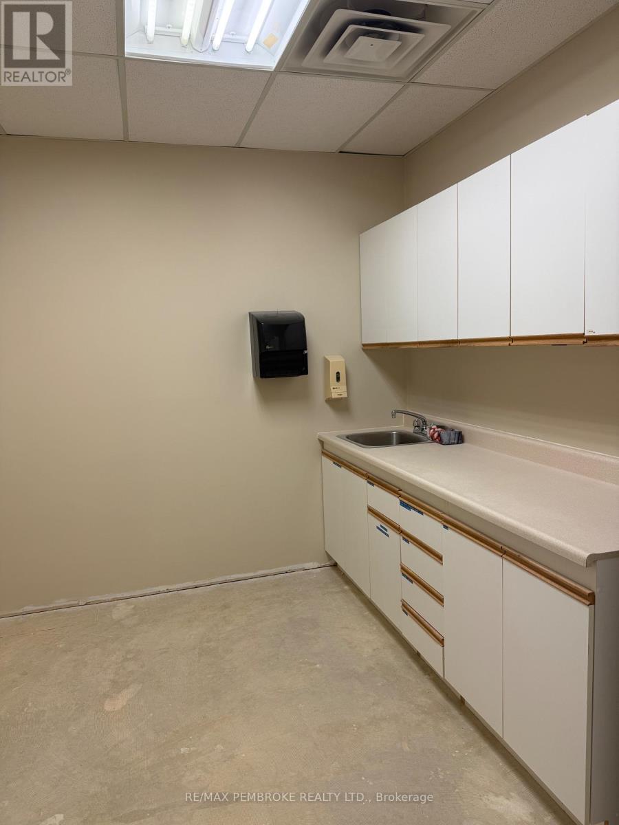 3 & 4 - 595 Pembroke Street E, Pembroke, Ontario  K8A 3L7 - Photo 6 - X12781656
