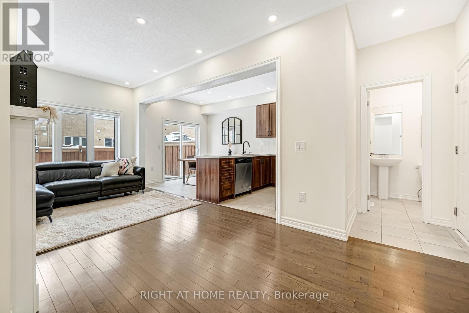 52 Veterans Street, Bradford West Gwillimbury, Ontario  L3Z 4L4 - Photo 11 - N12781670