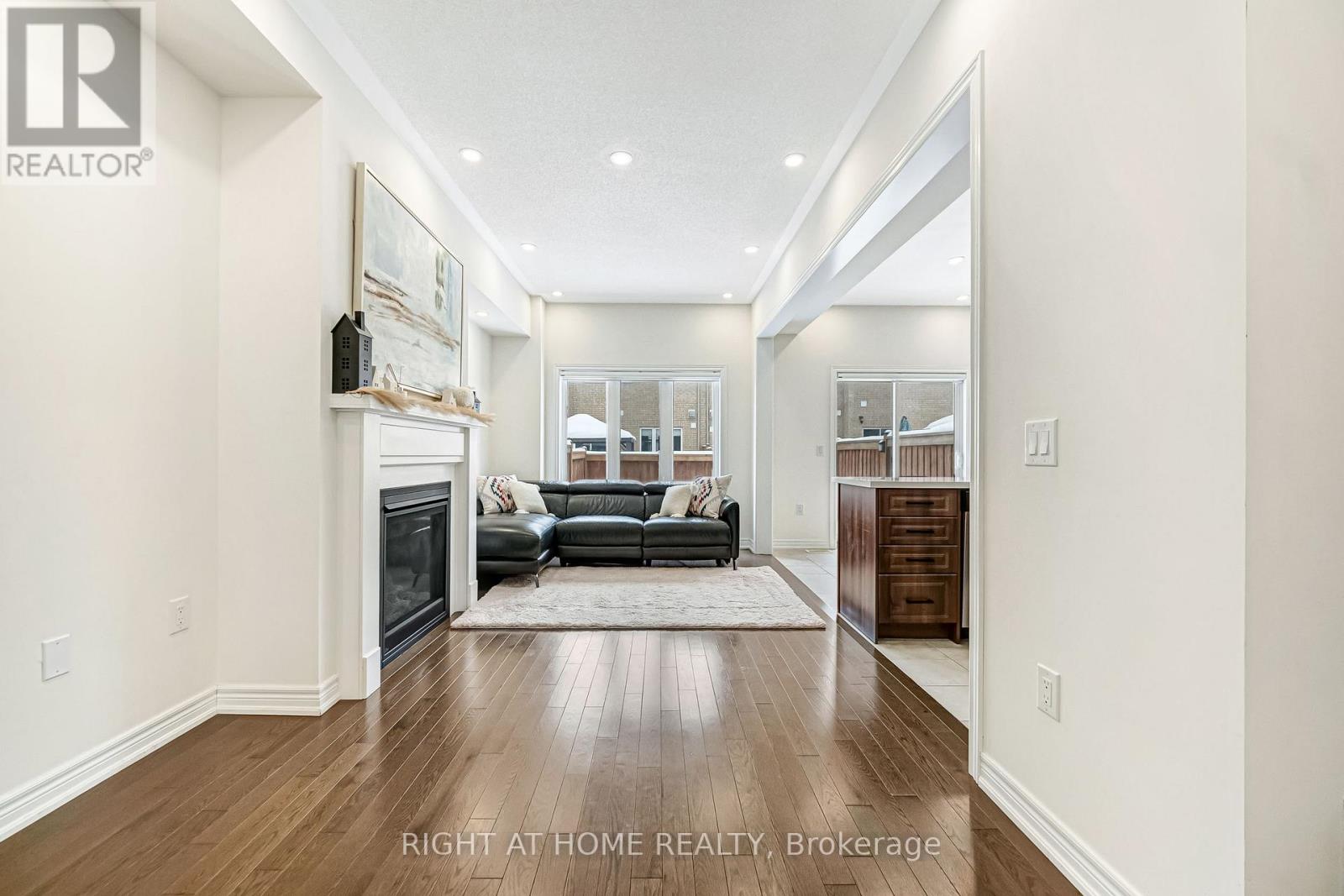 52 Veterans Street, Bradford West Gwillimbury, Ontario  L3Z 4L4 - Photo 8 - N12781670