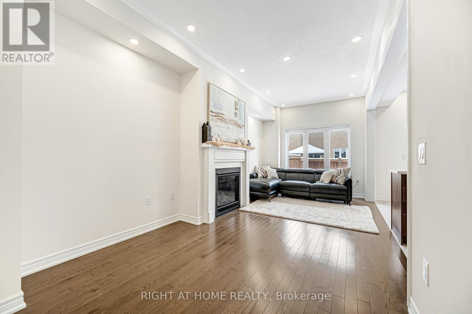 52 Veterans Street, Bradford West Gwillimbury, Ontario  L3Z 4L4 - Photo 9 - N12781670