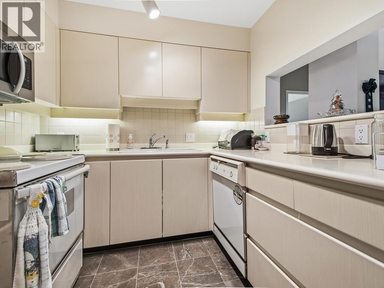 Listing Picture 8 of 28 : 101 2108 W 38TH AVENUE, Vancouver / 溫哥華 - 魯藝地產 Yvonne Lu Group - MLS Medallion Club Member
