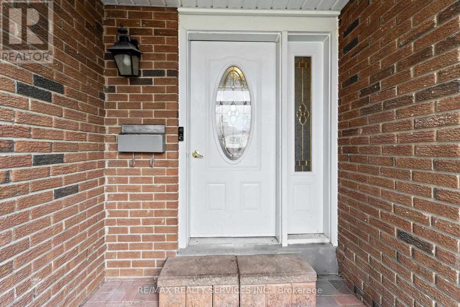 13 Linkdale Road, Brampton, Ontario  L6V 3A1 - Photo 2 - W12781740