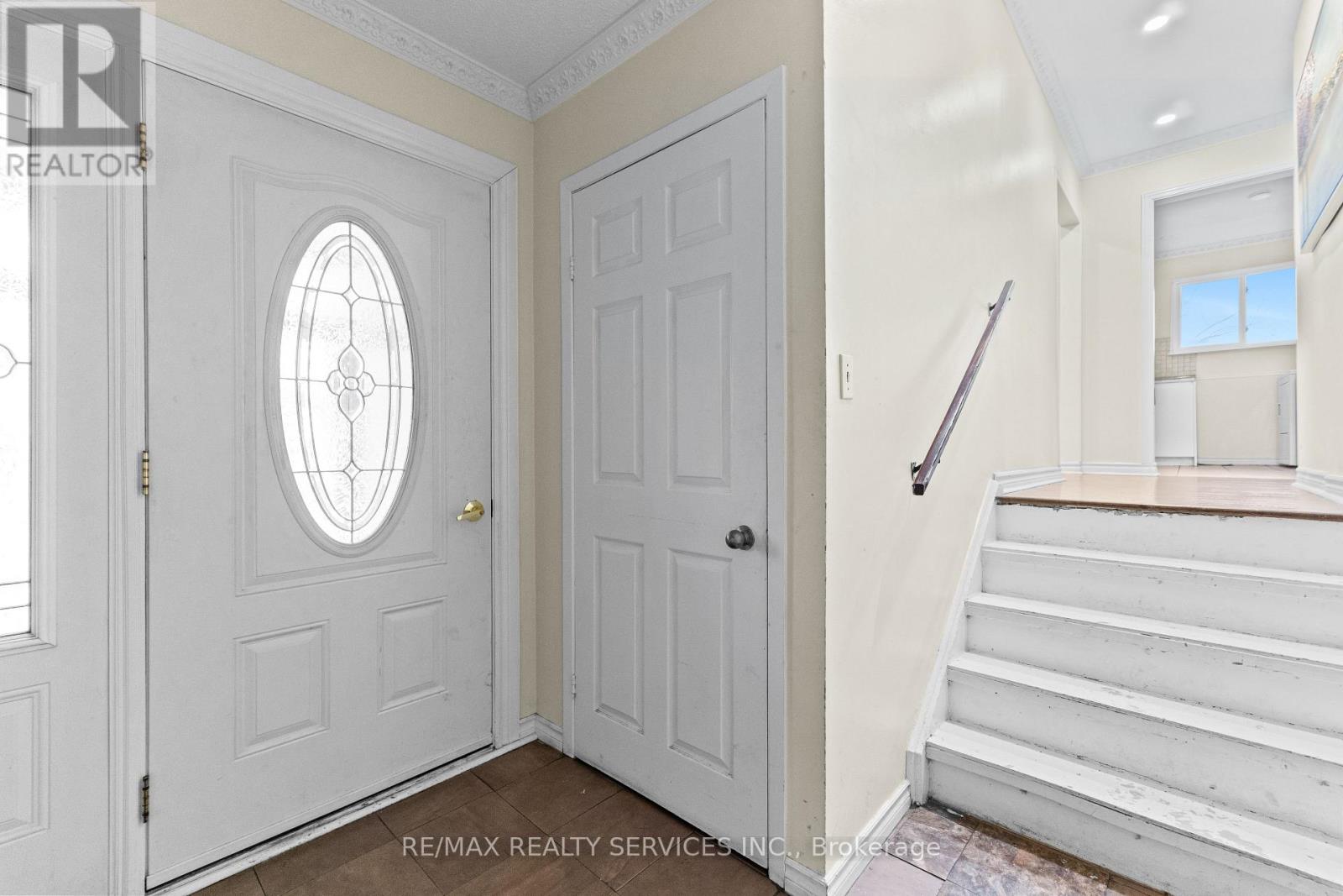 13 Linkdale Road, Brampton, Ontario  L6V 3A1 - Photo 3 - W12781752