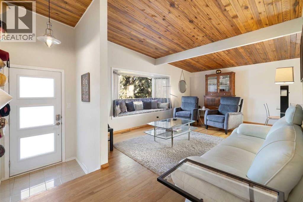 3511 Lakeside Crescent Sw, Calgary, Alberta  T3E 6A7 - Photo 4 - A2281740