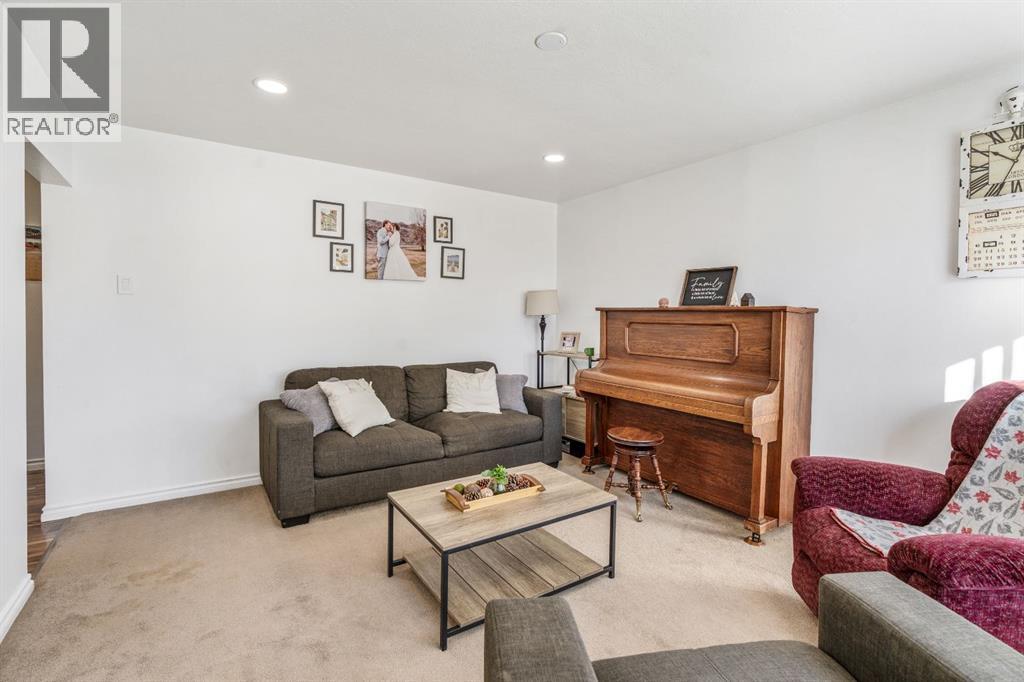 938 7a Street S, Lethbridge, Alberta  T1J 2J2 - Photo 4 - A2285686