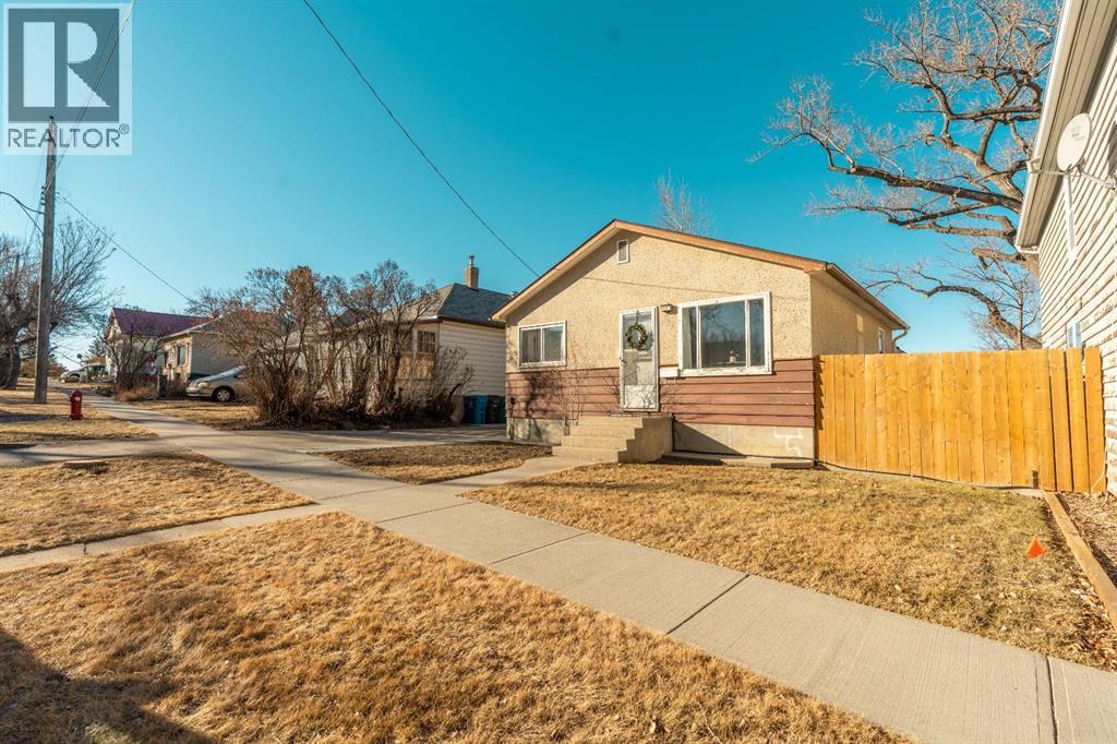 938 7a Street S, Lethbridge, Alberta  T1J 2J2 - Photo 2 - A2285686
