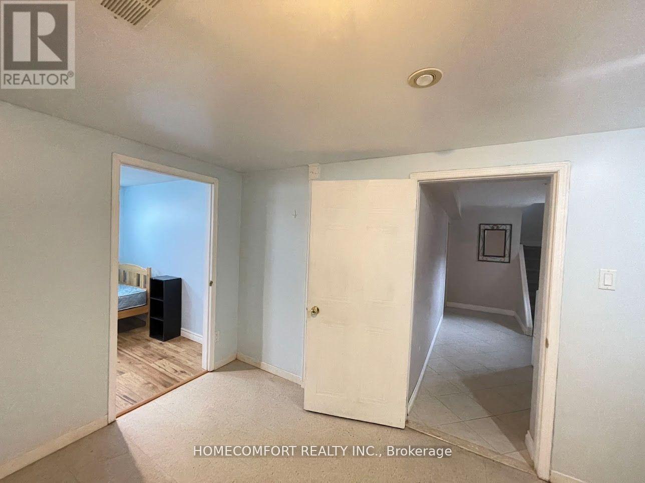 27 Dittmer Crescent N, Toronto, Ontario  M9W 4P7 - Photo 4 - W12781778