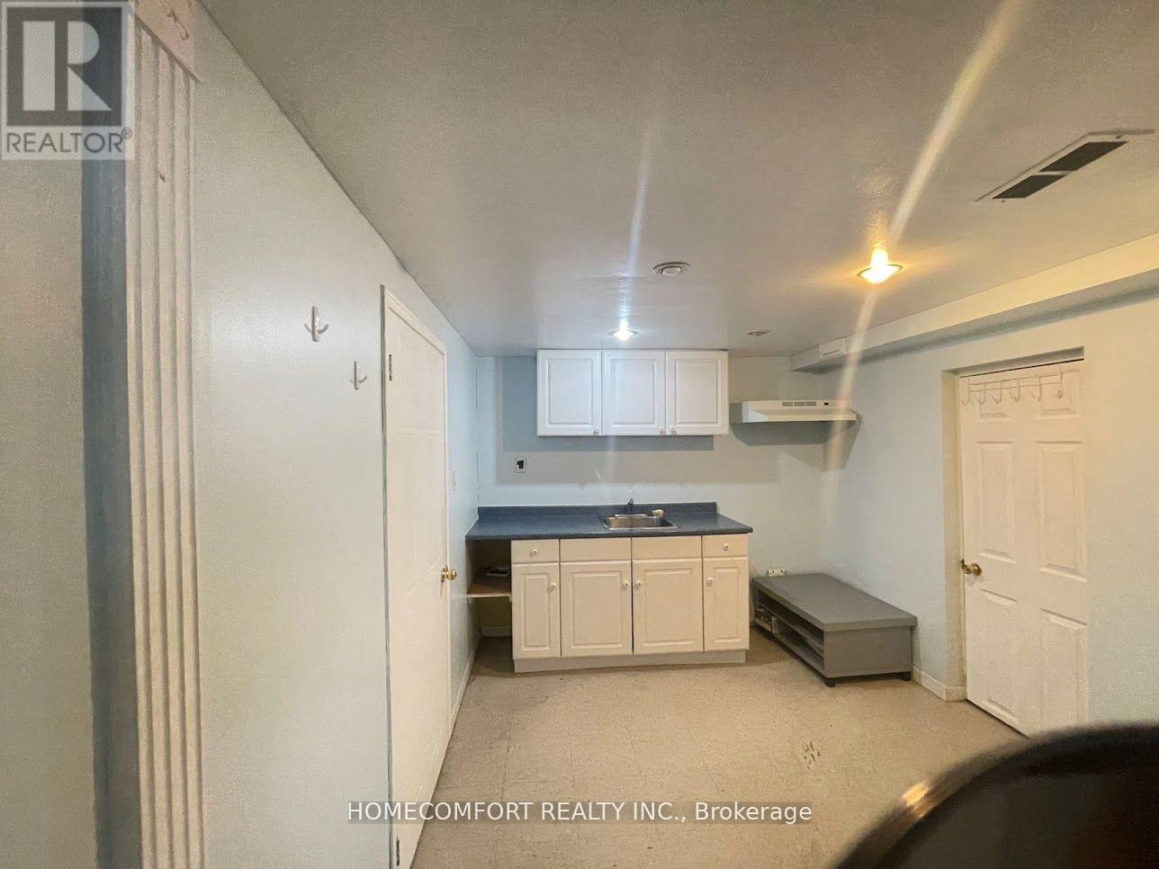 27 Dittmer Crescent N, Toronto, Ontario  M9W 4P7 - Photo 7 - W12781778