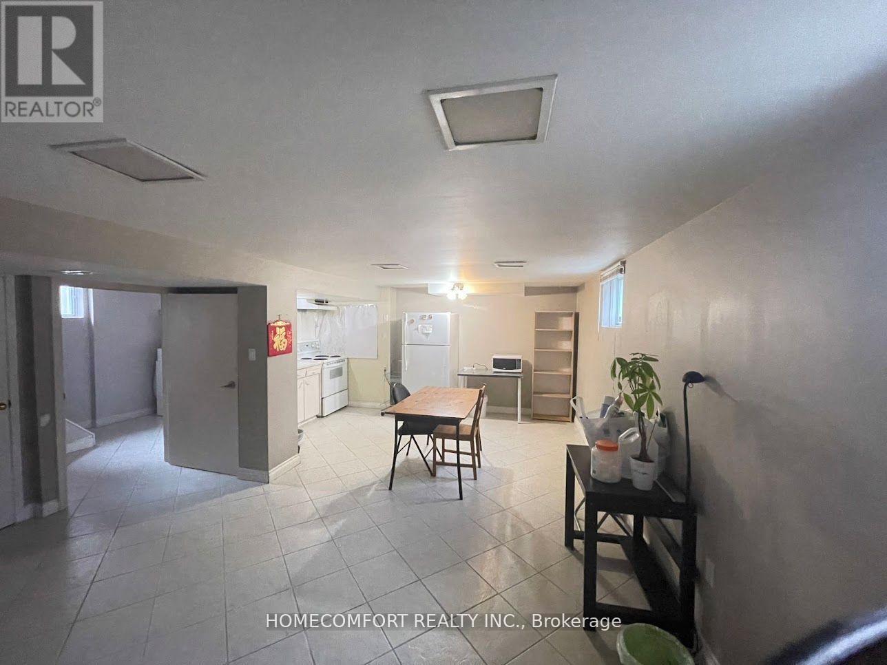 27 Dittmer Crescent N, Toronto, Ontario  M9W 4P7 - Photo 8 - W12781778