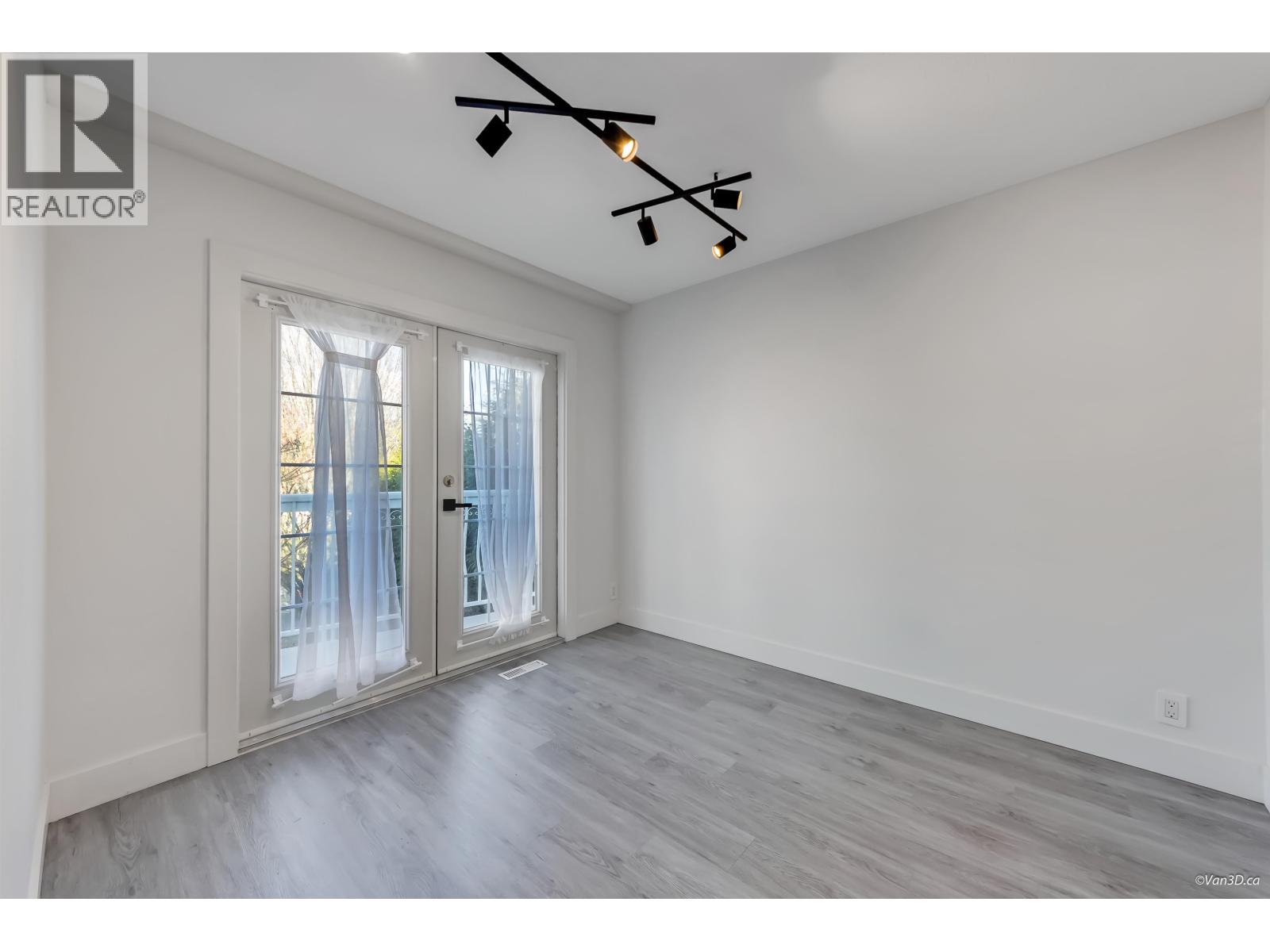 Listing Picture 21 of 40 : 4346 DUNDAS STREET, Burnaby / 本拿比 - 魯藝地產 Yvonne Lu Group - MLS Medallion Club Member