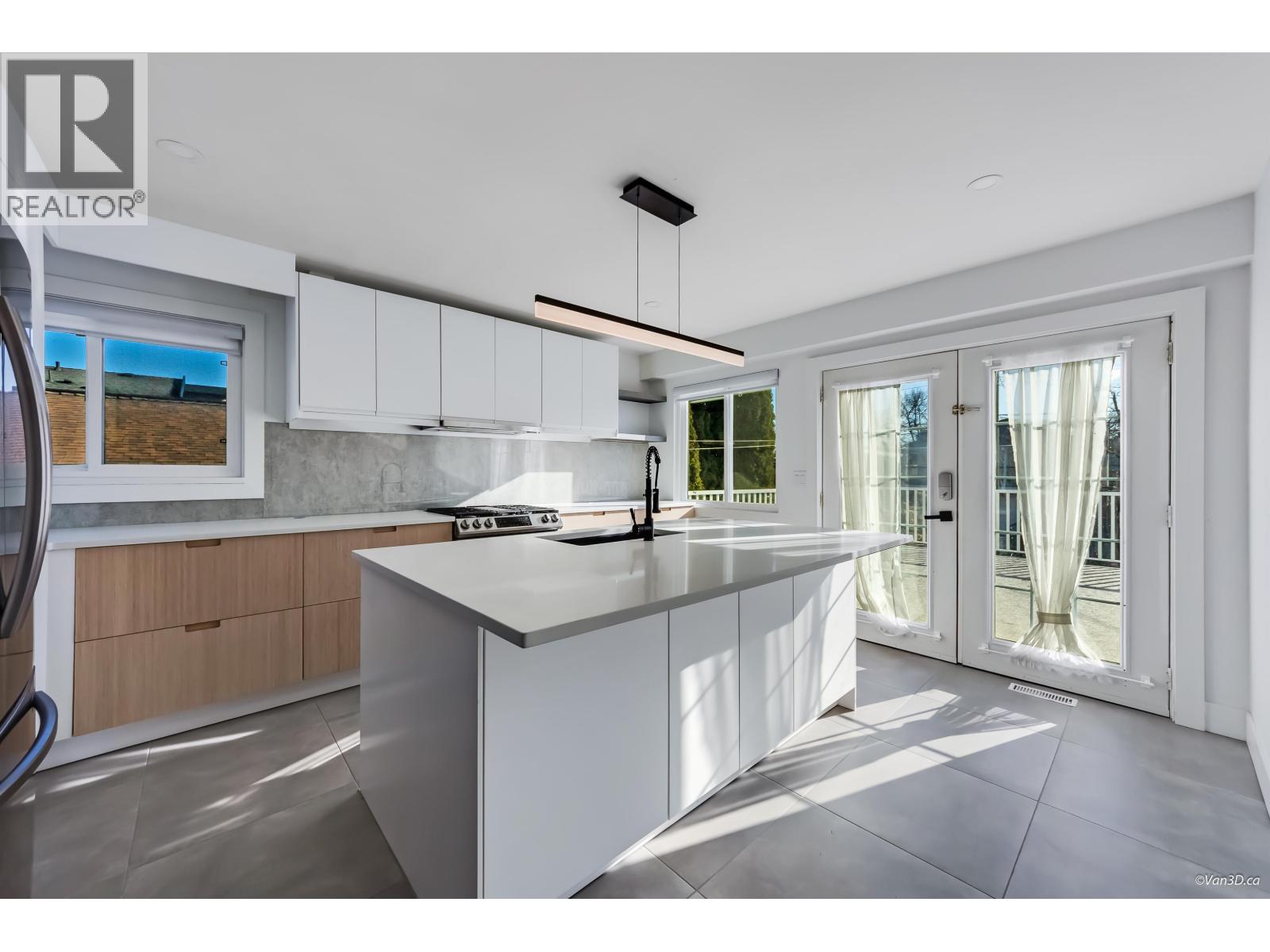 Listing Picture 6 of 40 : 4346 DUNDAS STREET, Burnaby / 本拿比 - 魯藝地產 Yvonne Lu Group - MLS Medallion Club Member