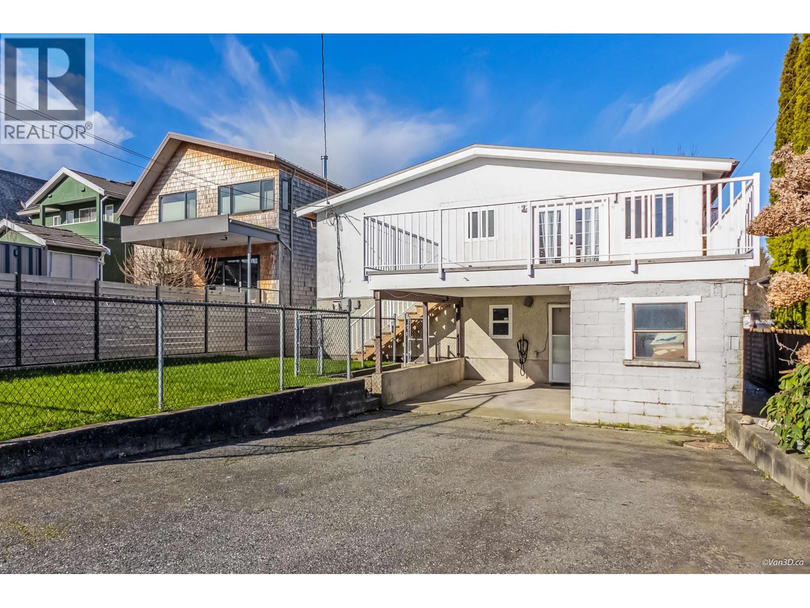 Listing Picture 2 of 40 : 4346 DUNDAS STREET, Burnaby / 本拿比 - 魯藝地產 Yvonne Lu Group - MLS Medallion Club Member