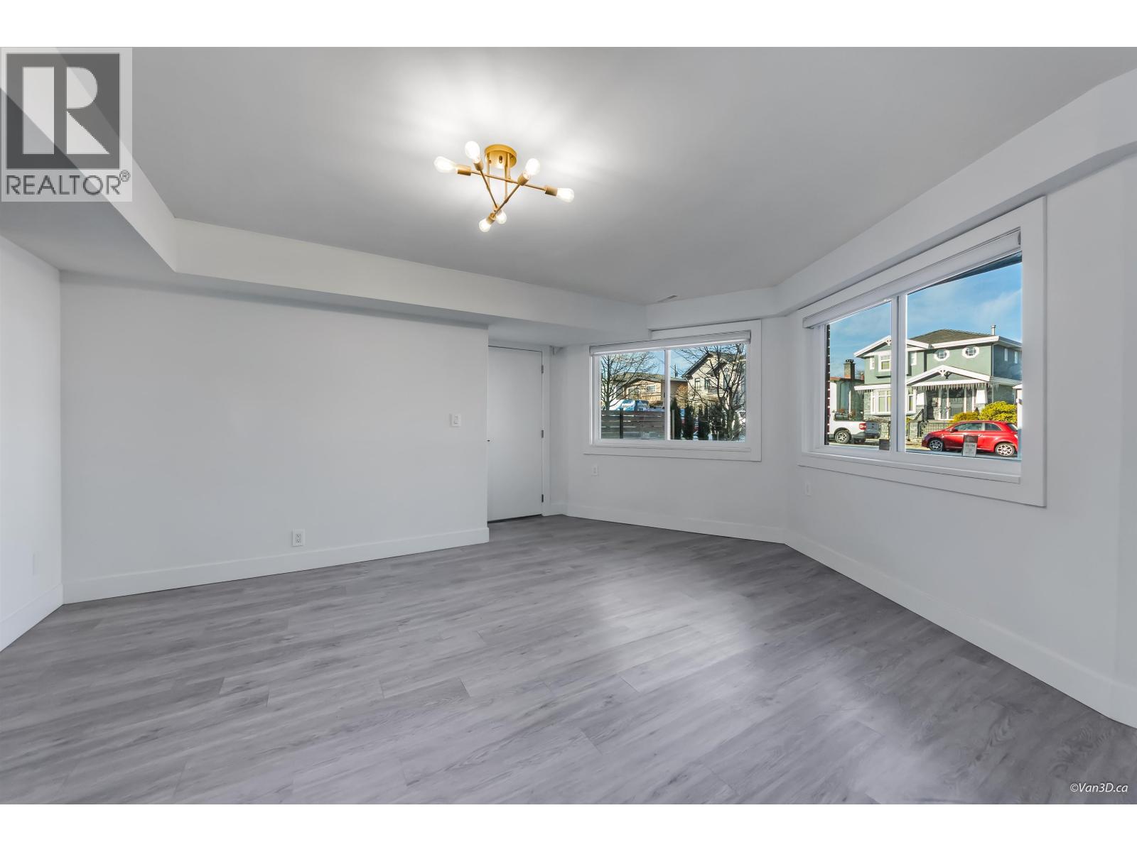 Listing Picture 26 of 40 : 4346 DUNDAS STREET, Burnaby / 本拿比 - 魯藝地產 Yvonne Lu Group - MLS Medallion Club Member