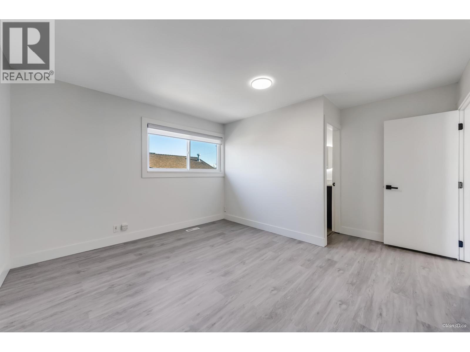 Listing Picture 16 of 40 : 4346 DUNDAS STREET, Burnaby / 本拿比 - 魯藝地產 Yvonne Lu Group - MLS Medallion Club Member