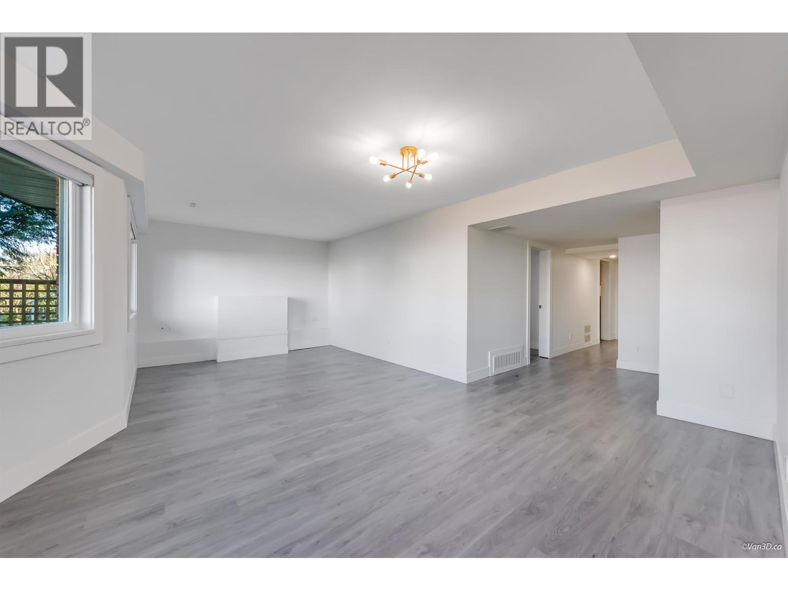 Listing Picture 28 of 40 : 4346 DUNDAS STREET, Burnaby / 本拿比 - 魯藝地產 Yvonne Lu Group - MLS Medallion Club Member