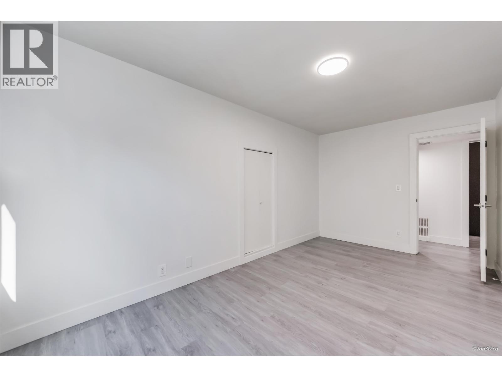 Listing Picture 36 of 40 : 4346 DUNDAS STREET, Burnaby / 本拿比 - 魯藝地產 Yvonne Lu Group - MLS Medallion Club Member