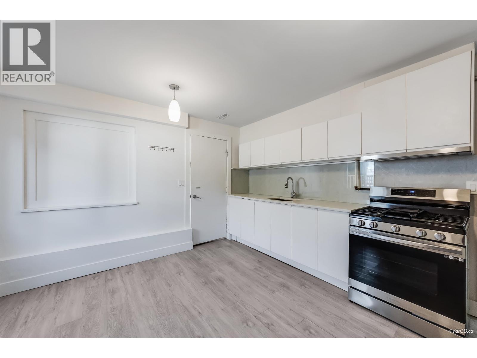 Listing Picture 31 of 40 : 4346 DUNDAS STREET, Burnaby / 本拿比 - 魯藝地產 Yvonne Lu Group - MLS Medallion Club Member