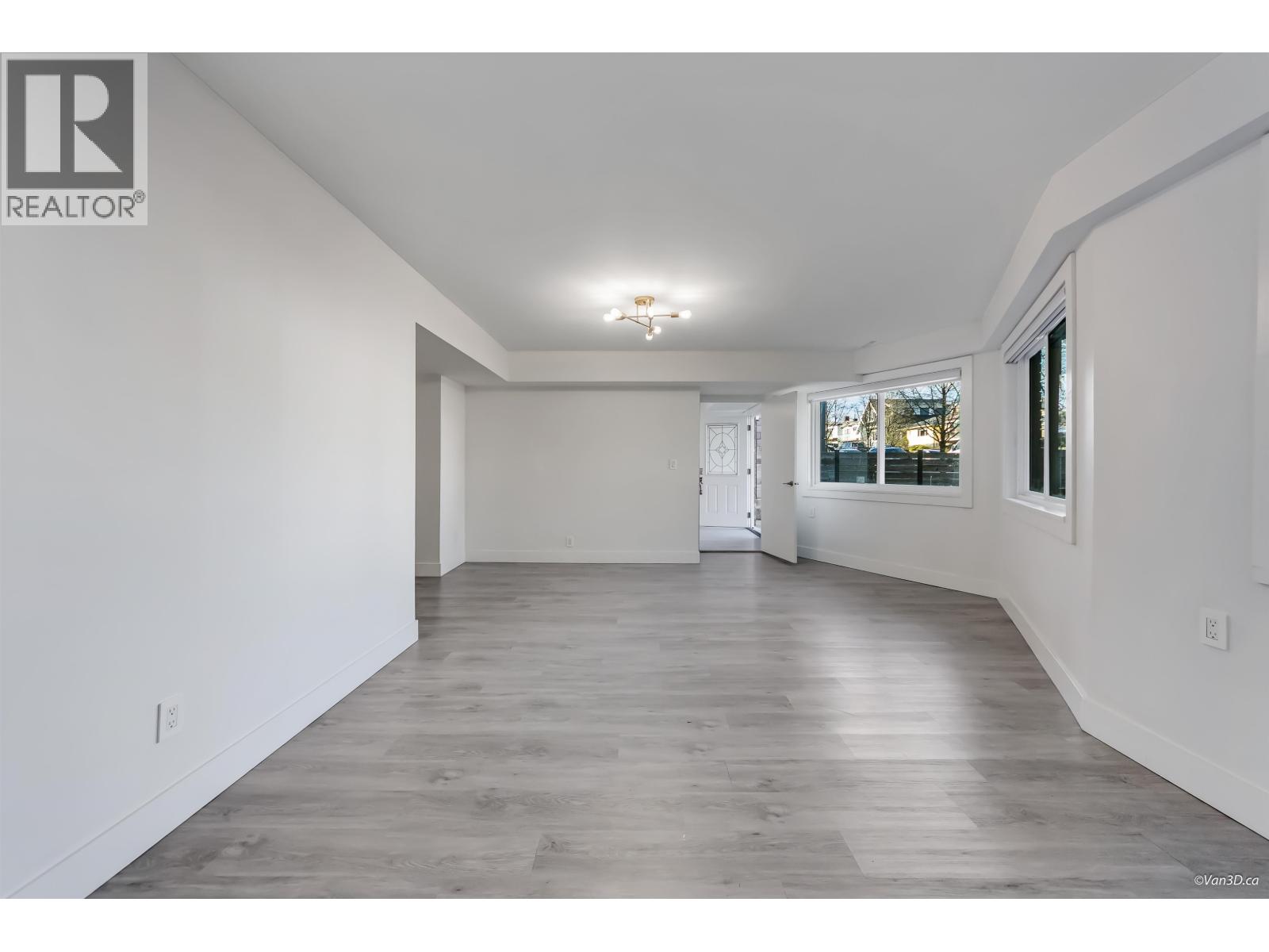 Listing Picture 29 of 40 : 4346 DUNDAS STREET, Burnaby / 本拿比 - 魯藝地產 Yvonne Lu Group - MLS Medallion Club Member