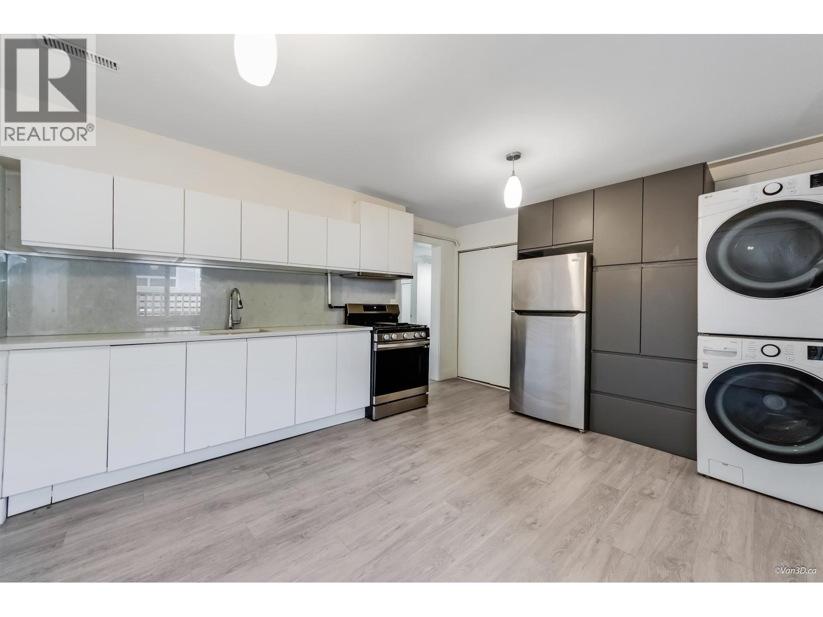 Listing Picture 30 of 40 : 4346 DUNDAS STREET, Burnaby / 本拿比 - 魯藝地產 Yvonne Lu Group - MLS Medallion Club Member