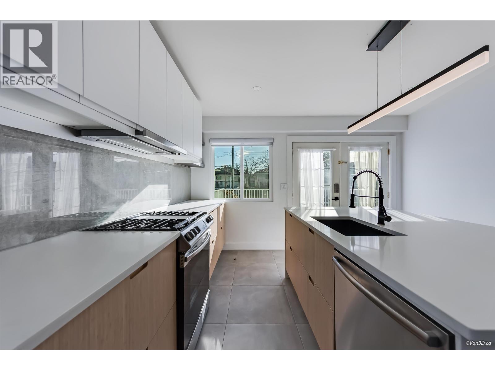 Listing Picture 5 of 40 : 4346 DUNDAS STREET, Burnaby / 本拿比 - 魯藝地產 Yvonne Lu Group - MLS Medallion Club Member