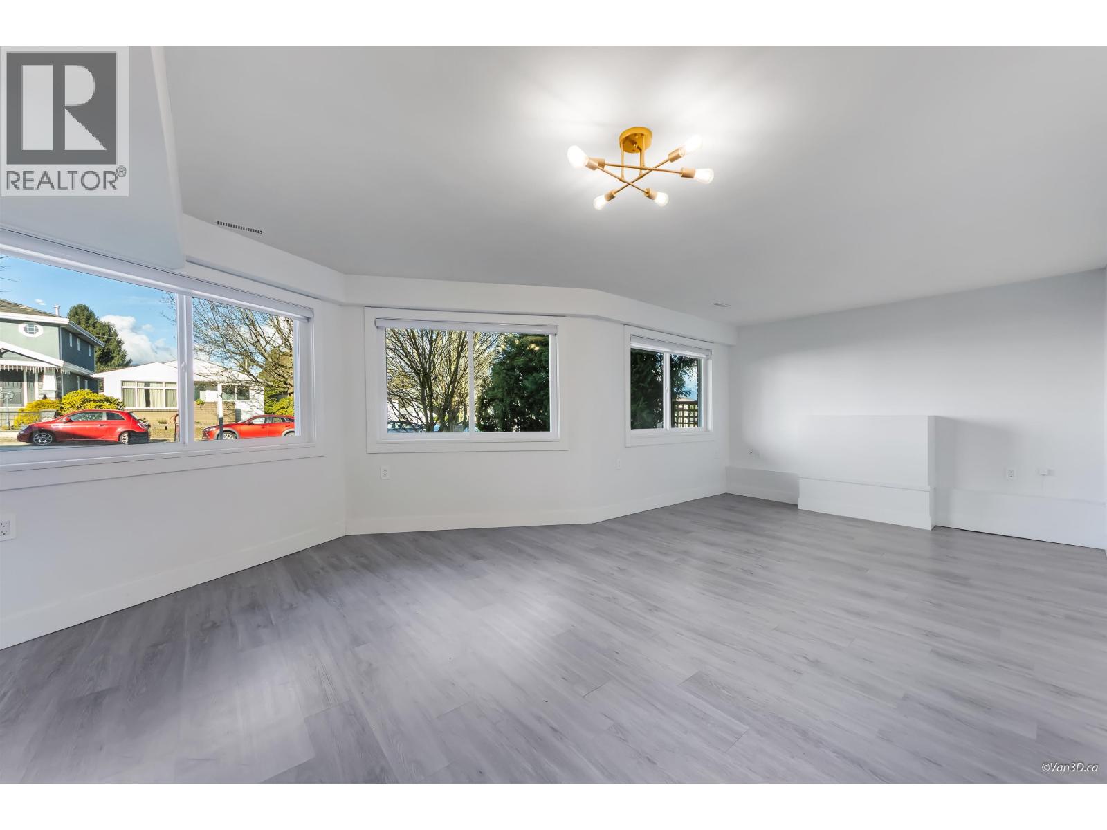 Listing Picture 27 of 40 : 4346 DUNDAS STREET, Burnaby / 本拿比 - 魯藝地產 Yvonne Lu Group - MLS Medallion Club Member