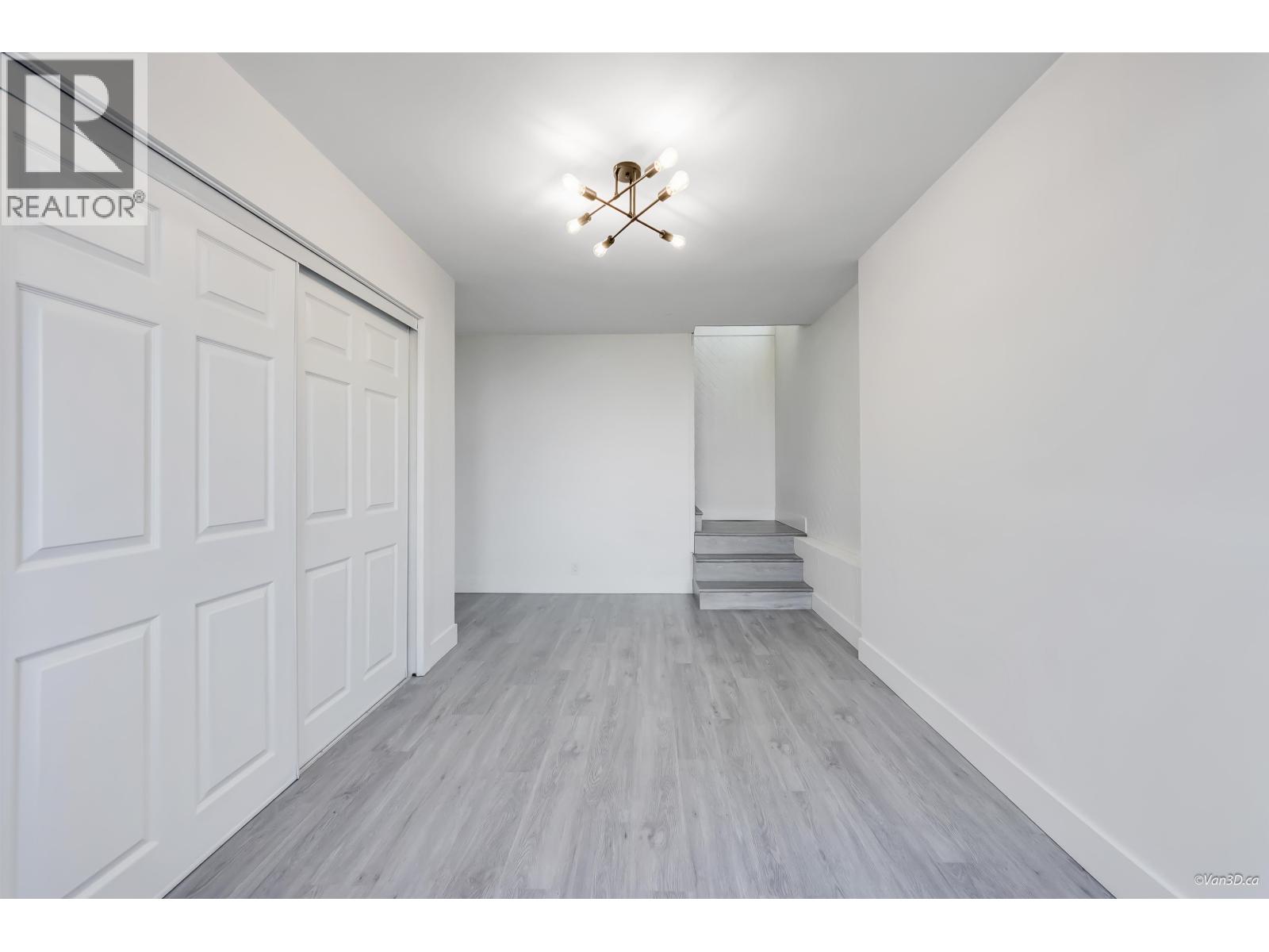 Listing Picture 25 of 40 : 4346 DUNDAS STREET, Burnaby / 本拿比 - 魯藝地產 Yvonne Lu Group - MLS Medallion Club Member