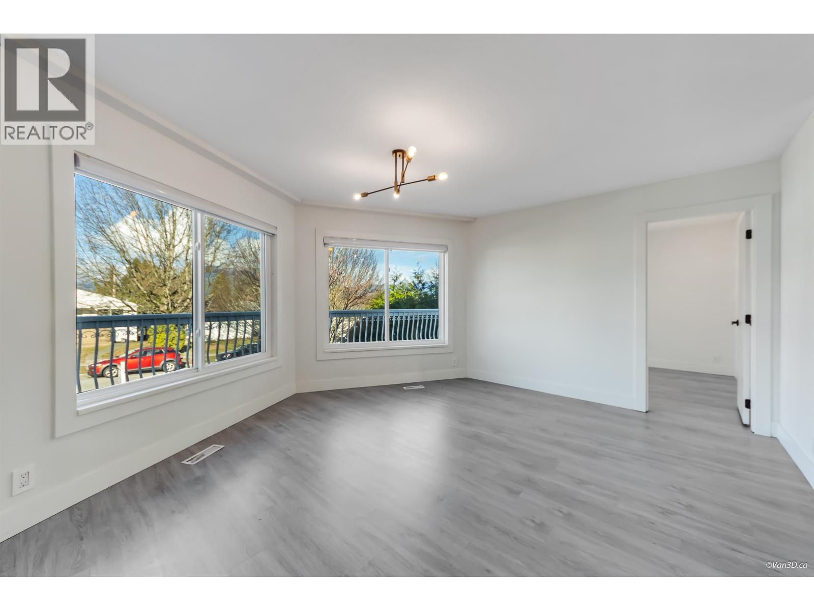 Listing Picture 23 of 40 : 4346 DUNDAS STREET, Burnaby / 本拿比 - 魯藝地產 Yvonne Lu Group - MLS Medallion Club Member