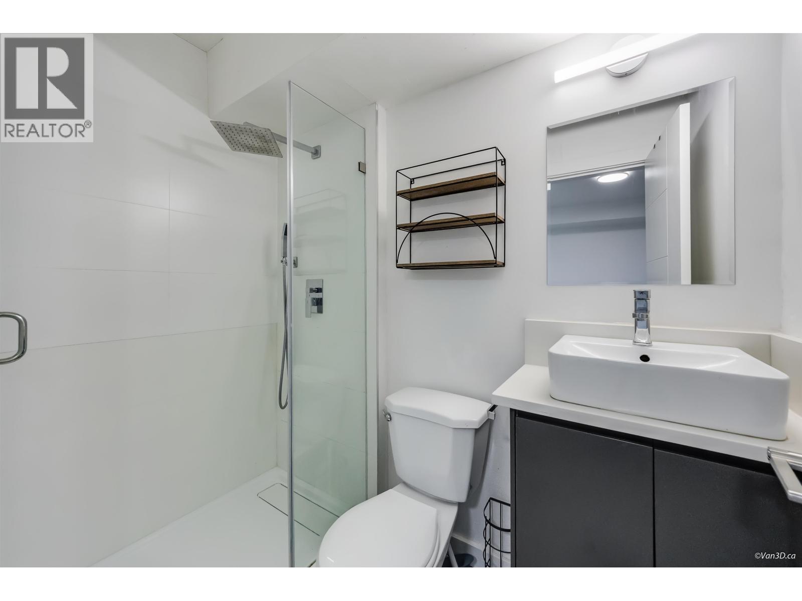 Listing Picture 38 of 40 : 4346 DUNDAS STREET, Burnaby / 本拿比 - 魯藝地產 Yvonne Lu Group - MLS Medallion Club Member