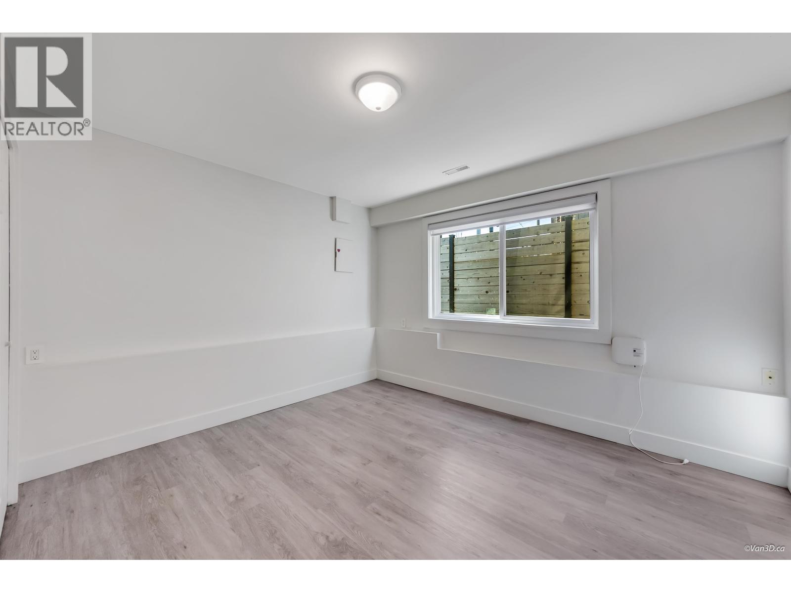 Listing Picture 34 of 40 : 4346 DUNDAS STREET, Burnaby / 本拿比 - 魯藝地產 Yvonne Lu Group - MLS Medallion Club Member