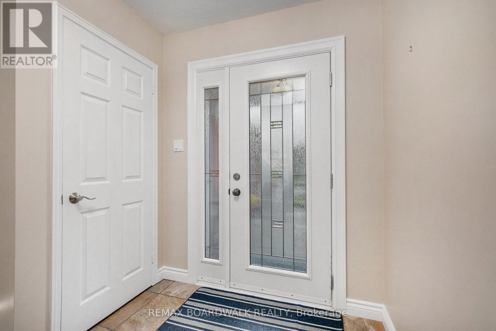 1315 Prestone Drive, Ottawa, Ontario  K1E 2Z2 - Photo 3 - X12781832