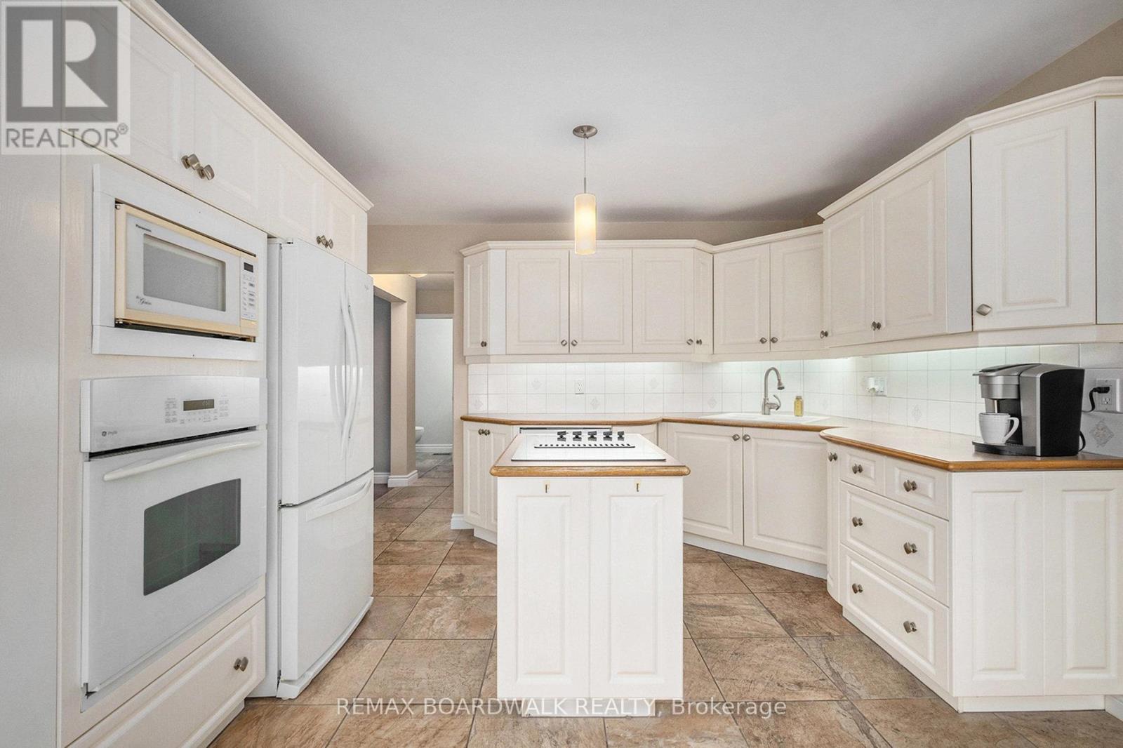 1315 Prestone Drive, Ottawa, Ontario  K1E 2Z2 - Photo 9 - X12781832