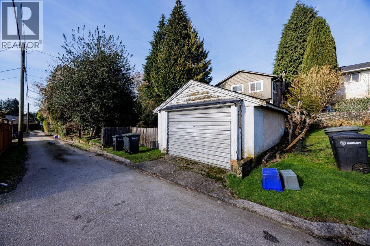 Listing Picture 8 of 24 : 4376 WINNIFRED STREET, Burnaby / 本拿比 - 魯藝地產 Yvonne Lu Group - MLS Medallion Club Member