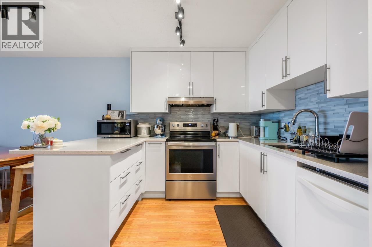 Listing Picture 9 of 20 : 1205 3970 CARRIGAN COURT, Burnaby / 本拿比 - 魯藝地產 Yvonne Lu Group - MLS Medallion Club Member