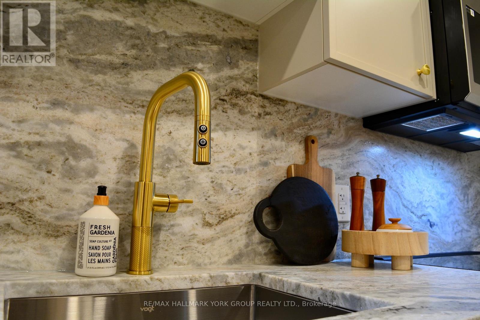 Upper - 398 Concord Avenue, Toronto, Ontario  M6H 2P8 - Photo 7 - W12781882