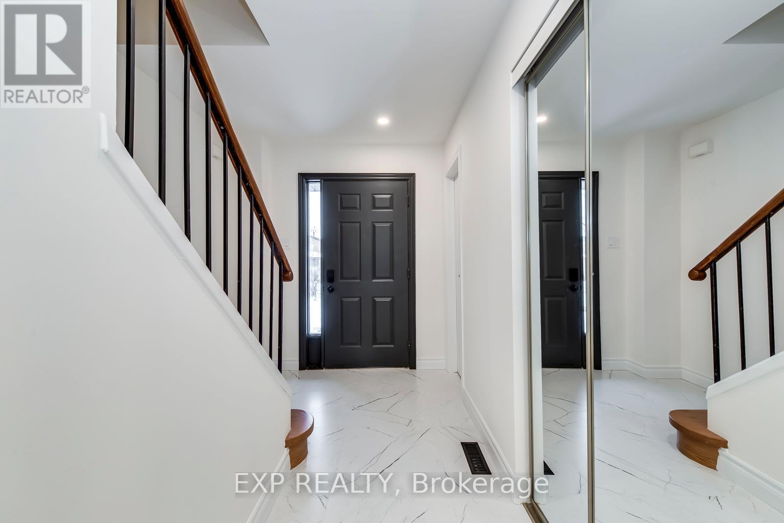 1570 Cuthbert Avenue, Mississauga, Ontario  L5M 3R2 - Photo 2 - W12781906