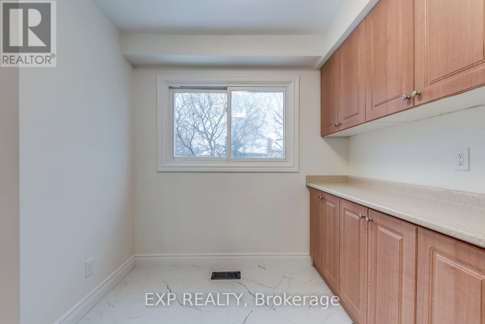 1570 Cuthbert Avenue, Mississauga, Ontario  L5M 3R2 - Photo 6 - W12781906